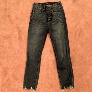 ABERCROMBIE- Ankle Jeans- Raw hem- High rise